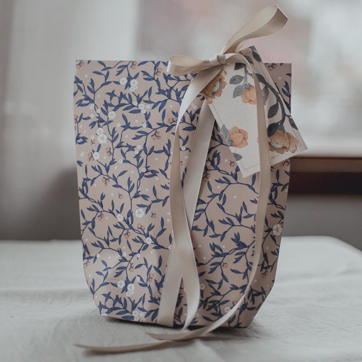 Presentpapper 4-pack BLUE FLORALS Mrs Mighetto